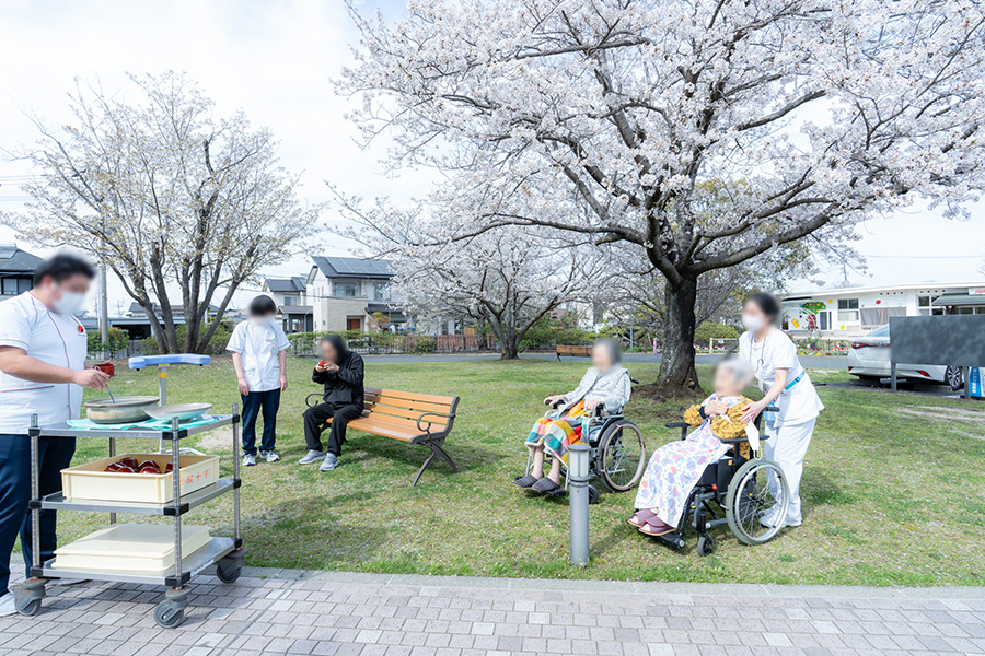 甘酒をふるまうお花見